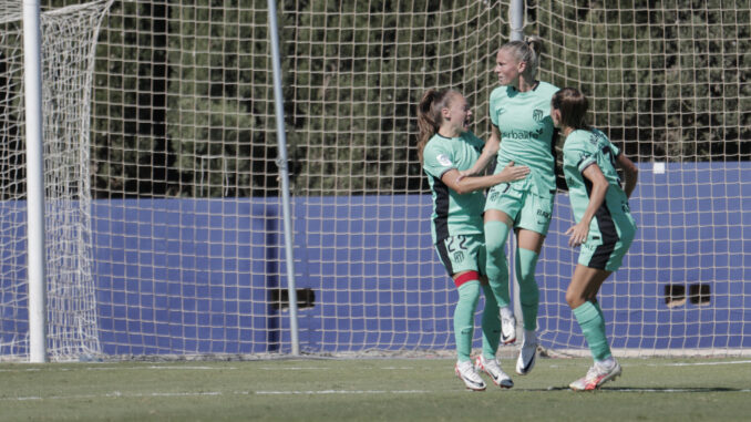 Varias jugadoras del Atlético de Madrid celebran un gol marcado ante el Levante durante el partido de la Liga F disputado este sábado en la Ciudad Deportiva de Buñol (Valencia). EFE/Manuel Bruque
