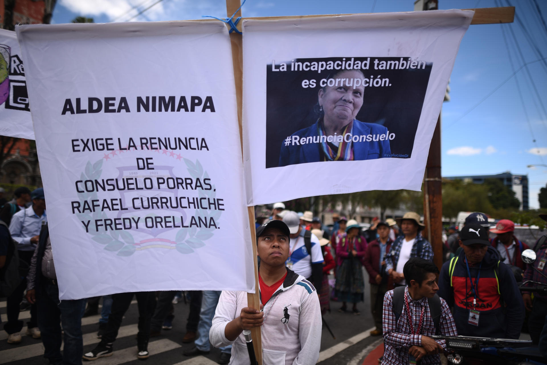 Decenas de personas protestan para exigir la renuncia de la fiscal general, Consuelo Porras, hoy, en Ciudad de Guatemala (Guatemala). EFE/ Edwin Bercian
