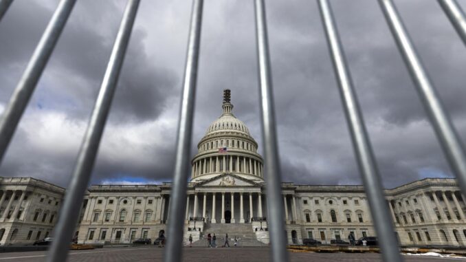 Vista exterior del Capitolio de EE.UU., sede del Congreso estadounidense, este 25 de septiembre de 2023, en Washington. EFE/Jim Lo Scalzo
