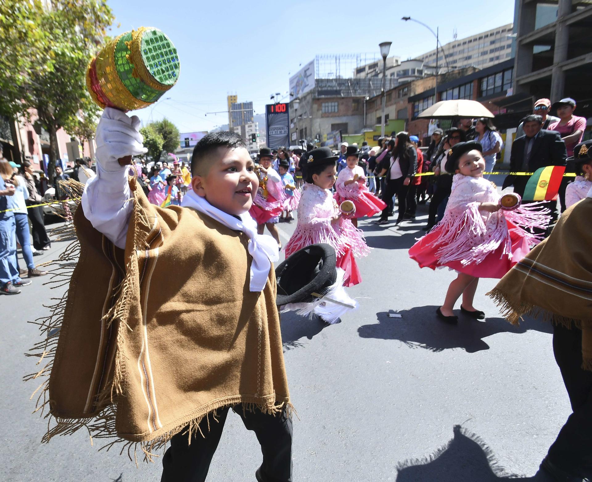 Niños participan en un desfile folclórico en La Paz (Bolivia). EFE/ Stringer
