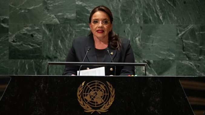 La Presidenta de Honduras, Iris Xiomara Castro Sarmiento, habla durante el 78° período de sesiones de la Asamblea General de las Naciones Unidas en Nueva York. EFE/EPA/ADAM GRIS
