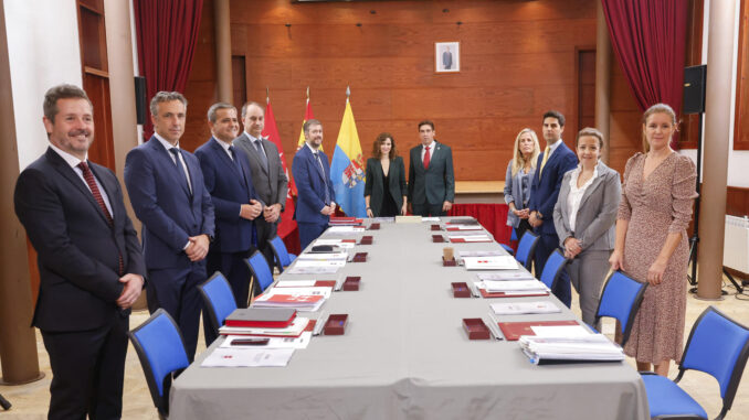 La presidenta de la Comunidad de Madrid, Isabel Díaz Ayuso (c-i), en Villamanta, donde se celebró la reunión del Consejo de Gobierno este miércoles. Villamanta es una de las localidades más afectadas por las riadas de la DANA de principios de septiembre. EFE/ Comunidad De Madrid / ***SOLO USO EDITORIAL/SOLO DISPONIBLE PARA ILUSTRAR LA NOTICIA QUE ACOMPAÑA (CRÉDITO OBLIGATORIO)***
