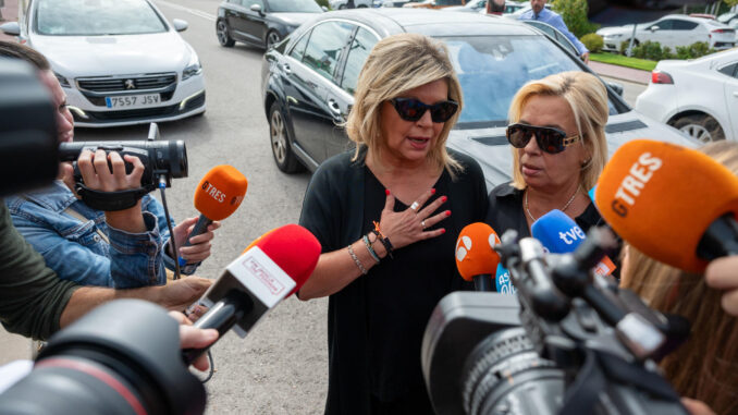 Terelu Campos (i) y su hermana Carmen Borrego, atienden a los medios a su llegada al tanatorio de La Paz de Tres Cantos donde ha quedado instalada la capilla ardiente de su madre, la periodista María Teresa Campos, fallecida este martes a los 82 años en el Hospital Universitario Fundación Jiménez Díaz de Madrid. EFE/Fernando Villar
