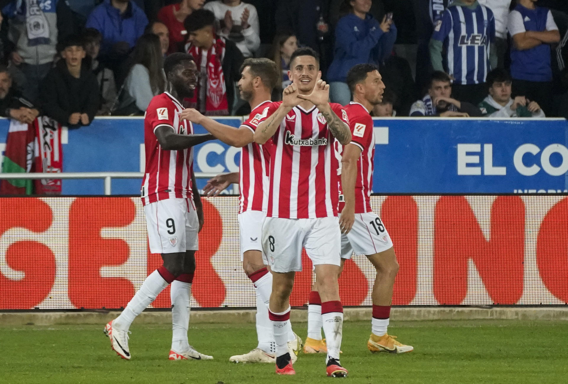 El centrocampista del Athletic Club Oihan Sancet (c) celebra su gol durante el partido correspondiente a la sexta jornada de LaLiga EA Sports que disputan ambos equipos este viernes en el Estadio de Mendizorroza (Vitoria). EFE / L. Rico
