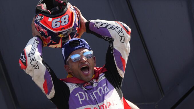 Jorge Martin de España y Prima Pramac Racing celebran la victoria del MotoGP de San Marino y Riviera di Rimini en el circuito Marco Simoncelli, Misano Adriatico, Italia. EFE/EPA/DANILO DI GIOVANNI
