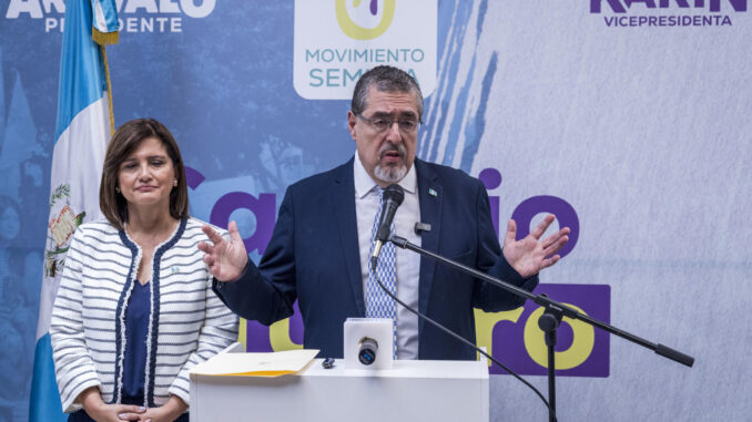 El presidente electo de Guatemala, Bernardo Arévalo de León, participa hoy junto a la vicepresidenta electa, Karin Herrera, en una rueda de prensa, en Ciudad de Guatemala (Guatemala). EFE/Esteban Biba
