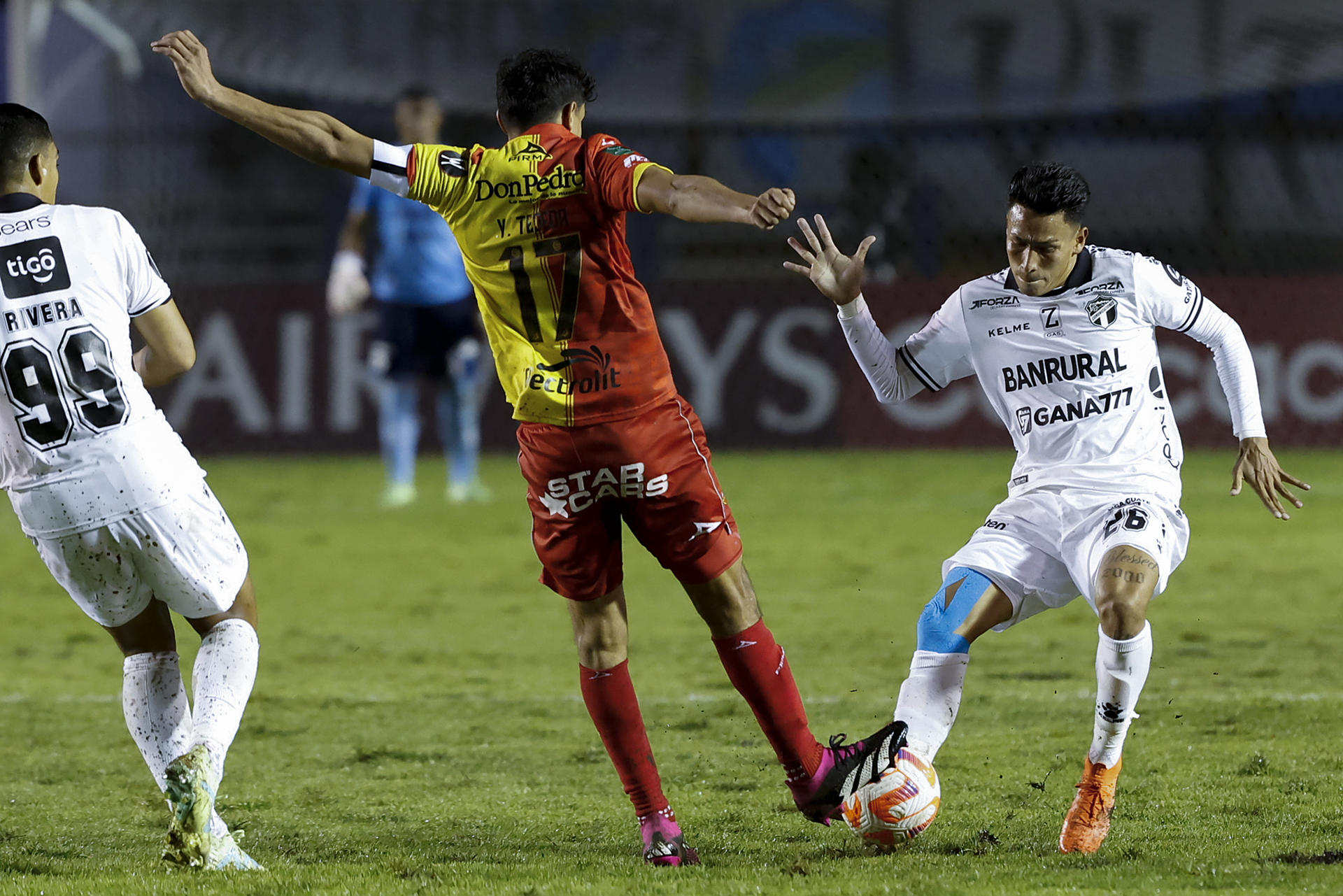 Lynner García (d) de Comunicaciones disputa el balón con Yeltsin Tejeda (c) de Herediano hoy, en un partido de la Copa Centroamericana entre Comunicaciones FC y Herediano en el estadio Doroteo Gamuch Flores en Ciudad de Guatemala (Guatemala). EFE/ Esteban Biba
