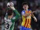 El delantero del Valencia, Diego López (d) trata de obstaculizar el saque de banda de Juan Miranda, del Betis, en el estadio Benito Villamarín, en Sevilla en una foto de la última jornada de la liga pasada de José Manuel Vidal. EFE