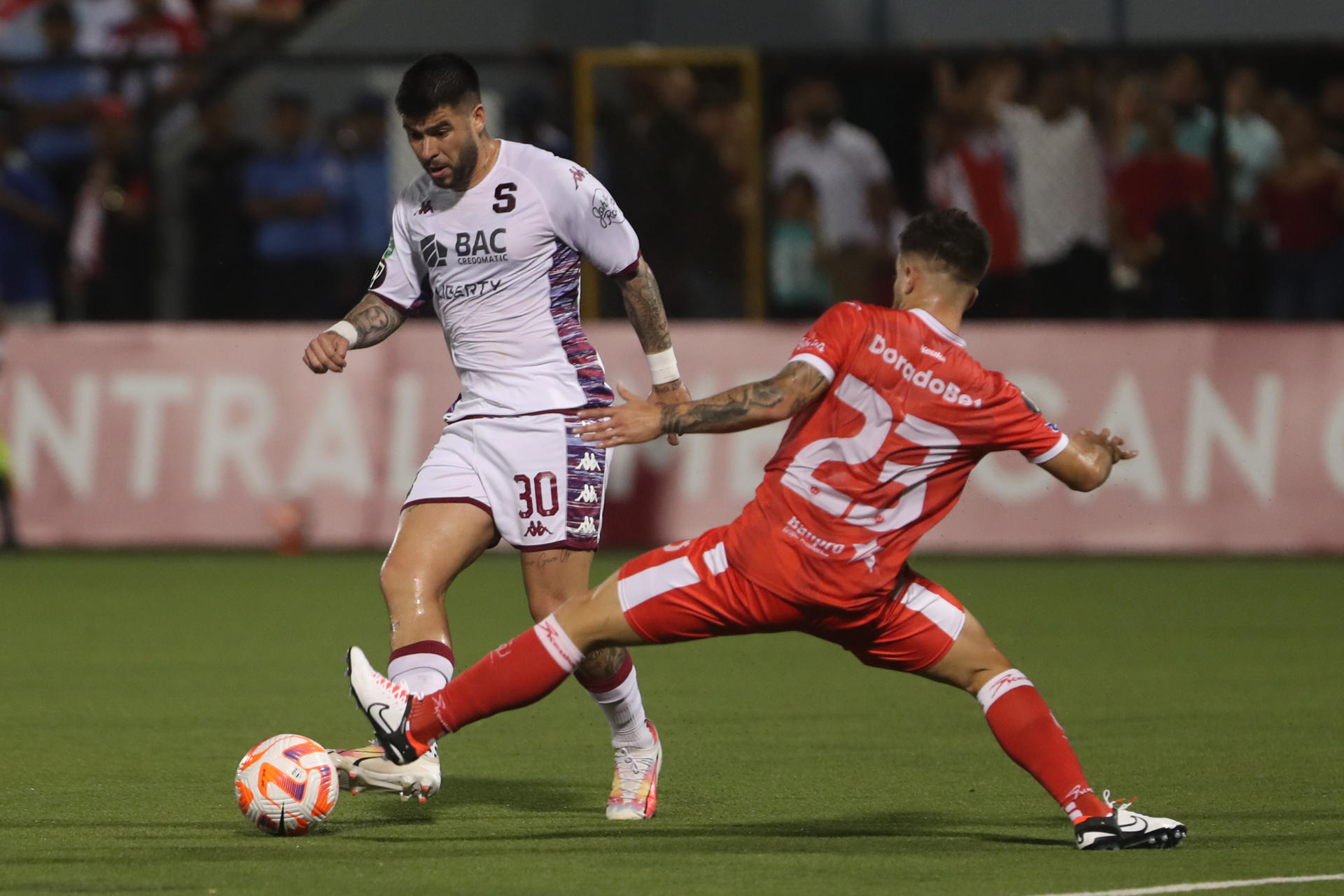 Óscar Acevedo (d) de Estelí disputa el balón con Ulises Segura de Saprissa en un partido de la Copa Centroamericana entre Real Estelí y Deportivo Saprissa en el estadio Independencia en Estelí (Nicaragua). EFE/ Jorge Torres
