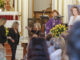 Las hijas de la fallecida, Terelu Campos (2i) y Carmen Borrejo (3i), y la nieta Alejandra (i), este lunes durante el funeral de la periodista María Teresa Campos.EFE/ Jorge Zapata