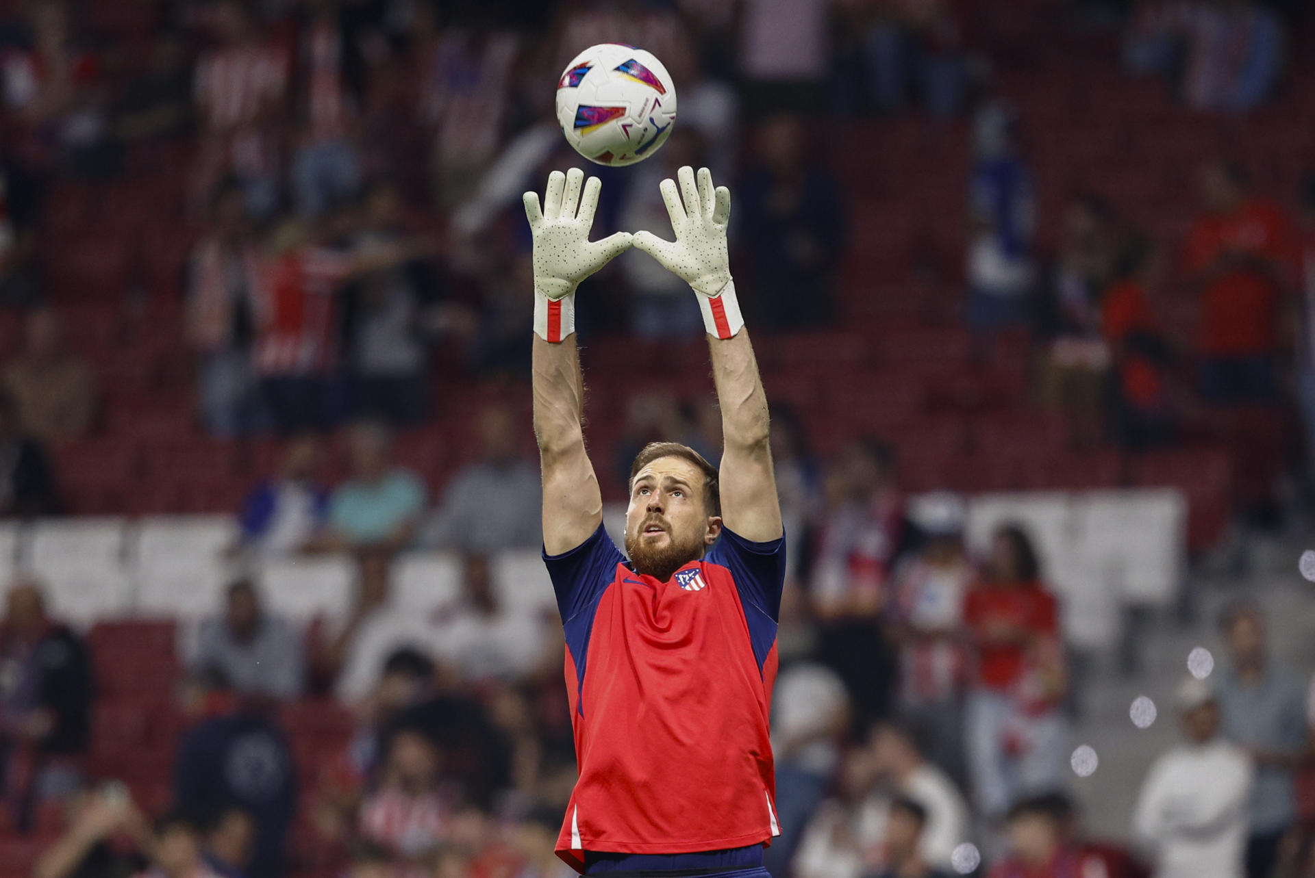 El portero esloveno del Atlético de Madrid Jan Oblak antes del partido de la sexta jornada de LaLiga en el estadio Cívitas Metropolitano. EFE/Rodrigo Jiménez
