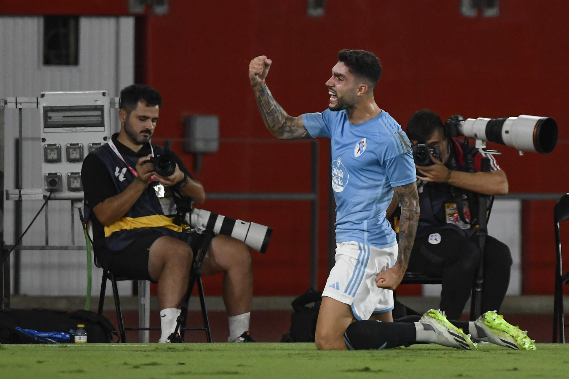 El defensa del Celta Unai Núñez celebra su gol, primero del equipo gallego, durante el partido de la cuarta jornada de LaLiga que UD Almería y Celta de Vigo disputan hoy viernes en el Power Horse Stadium de Almería. EFE/ Carlos Barba
