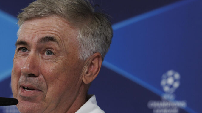 El entrenador italiano del Real Madrid, Carlo Ancelotti, durante la rueda de prensa posterior al entrenamiento realizado en la Ciudad Deportiva de Valdebebas, donde el equipo prepara el partido de Liga de Campeones que disputa ante el Unión Berlín, en el estadio Santiago Bernabéu. EFE/Sergio Pérez
