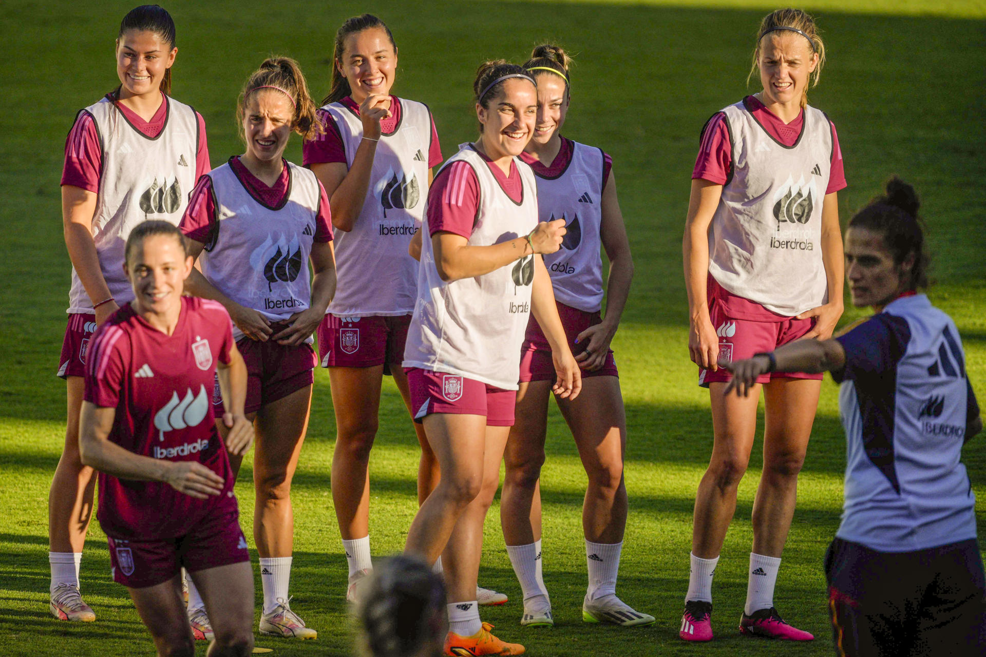 Las jugadoras de la selección española participan en el entrenamiento de este lunes en el estadio Nuevo Arcángel en Córdoba. La selección española estrenará este martes en casa ante Suiza su estrella de campeona del Mundo y, tras su triunfo frente a Suecia en Gotemburgo (2-3) en el inicio de la Liga de Naciones, buscará en el Nuevo Arcángel de Córdoba apuntalar sus opciones para encabezar su grupo y clasificarse, además, para los Juegos Olímpicos de París. EFE/ Rafa Alcaide
