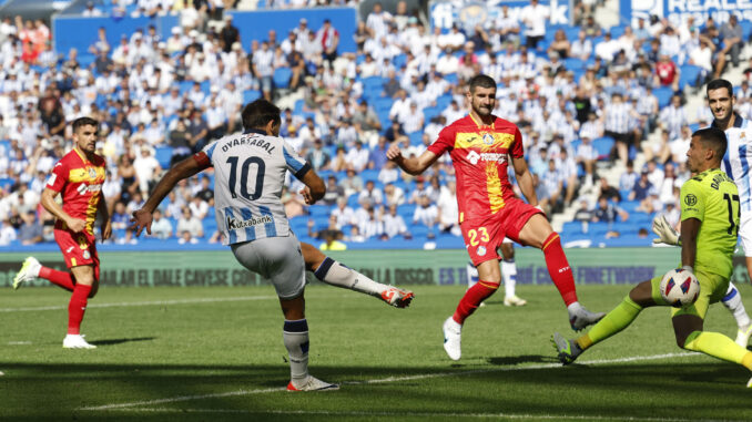 Mikel Oyarzabal dispara y bate por segunda vez a David Soria, en el encuentro entre la Real Sociedad y el Getafe. EFE/ Javier Etxezarreta
