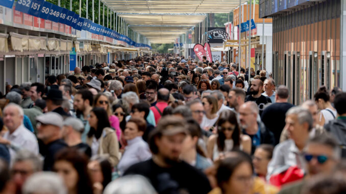 Imagen de la Feria del Libro de Madrid en el Parque de El Retiro en el primer fin de semana de celebración el pasado mes de mayo. EFE/ Sergio Pérez
