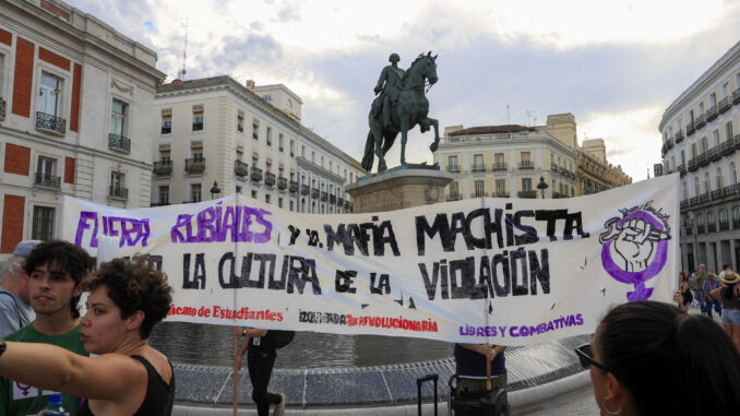 Fotografía de la protesta contra el presidente de la Federación Española de Fútbol, Luis Rubiales, este viernes, en la Puerta del Sol de Madrid. El sindicato de estudiantes y diversos colectivos feministas han convocado concentraciones en numerosas ciudades españolas para protestar contra el presidente de la Federación Española de Fútbol, Luis Rubiales. EFE/ Zipi Aragón
