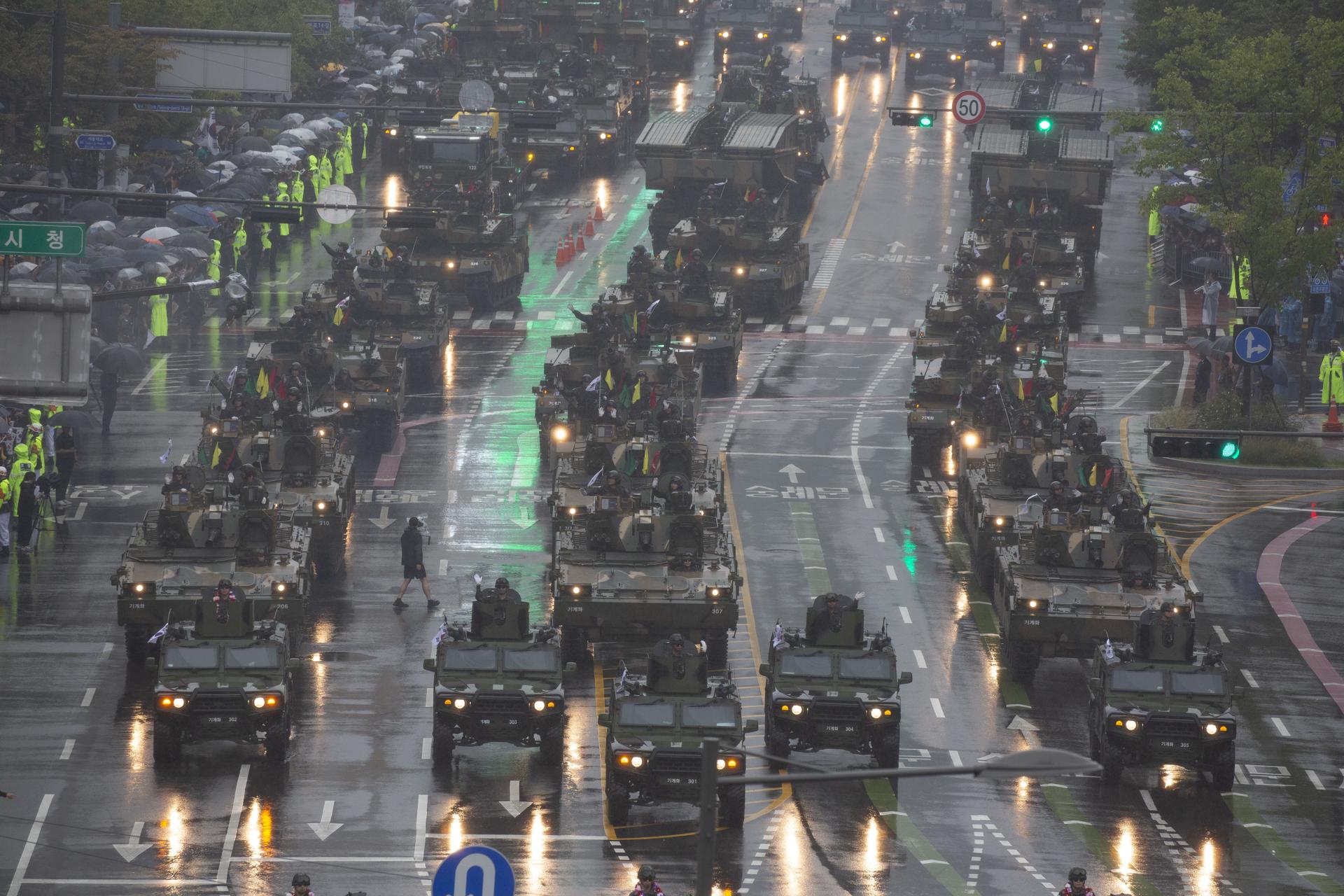 Desfile de columnas blindadas durante el desfile militar con motivo del 75 aniversario de las Fuerzas Armadas en la calle principal de Seúl, Corea del Sur, el 26 de septiembre de 2023.EFE/EPA/JEON HEON-KYUN
