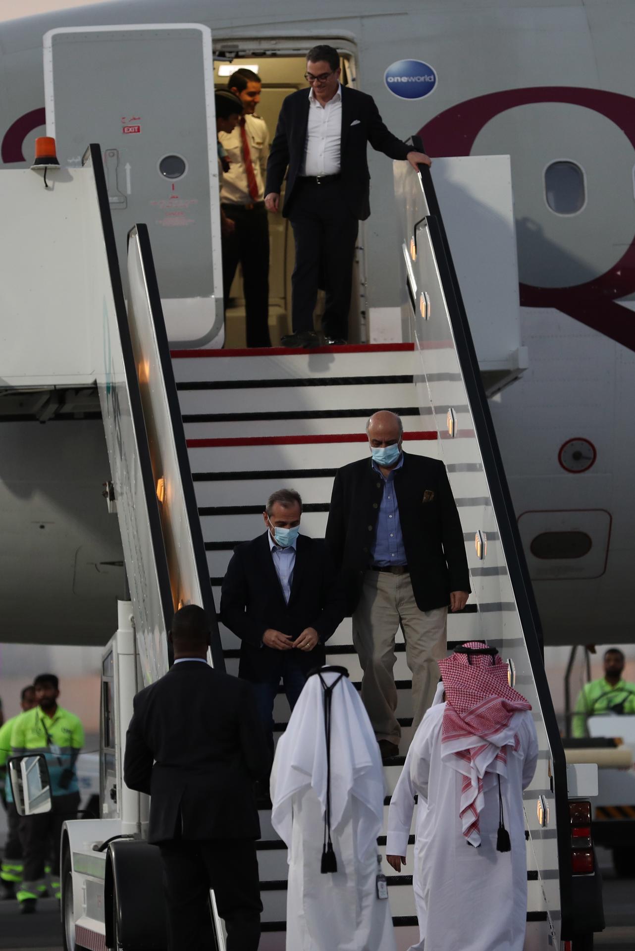 Cinco ciudadanos estadounidenses y dos iraníes llegaron hoy al aeropuerto internacional de Doha en el marco de un intercambio de presos entre Washington y Teherán mediado por Catar, acuerdo que se ha realizado tras la descongelación de 5.573 millones de euros de fondos pertenecientes a Irán, informó la televisión privada catarí Al Yazira. EFE/EPA/STR
