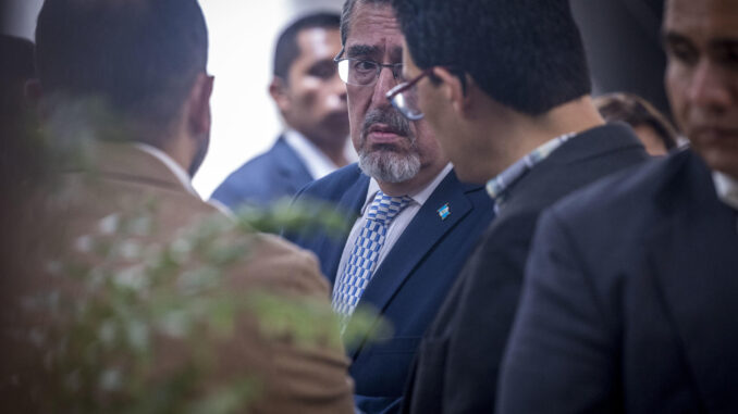 El presidente electo de Guatemala, Bernardo Arévalo de León (c), habla hoy con miembros de su partido tras una rueda de prensa en Ciudad de Guatemala (Guatemala).  EFE/ Esteban Biba
