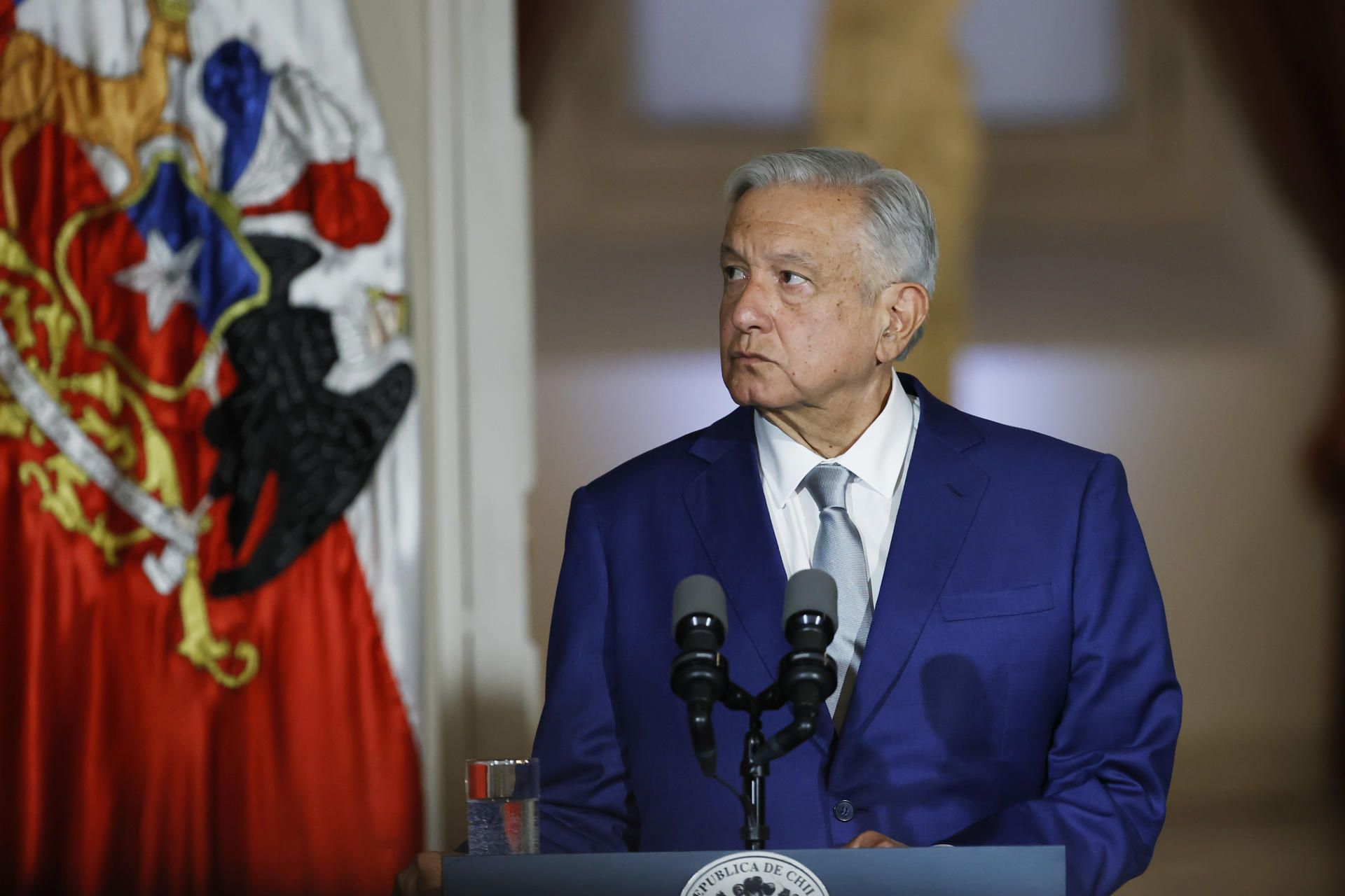 El presidente de México, Andrés Manuel López Obrador, participa hoy en una declaración conjunta en el Palacio de La Moneda, en Santiago (Chile). EFE/ Elvis González
