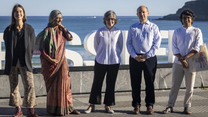 La directora y guionista Isabel Herguera (c) posa junto a (i-d) Miren Arrieta, Moushumi Bhowmik, Gianmarco Serra y Upamanyu Bhattacharyya, este domingo durante la presentación de "El sueño de la sultana", que compite en la sección oficial del 71 Festival Internacional de Cine de San Sebastián. EFE/ Javier Etxezarreta
