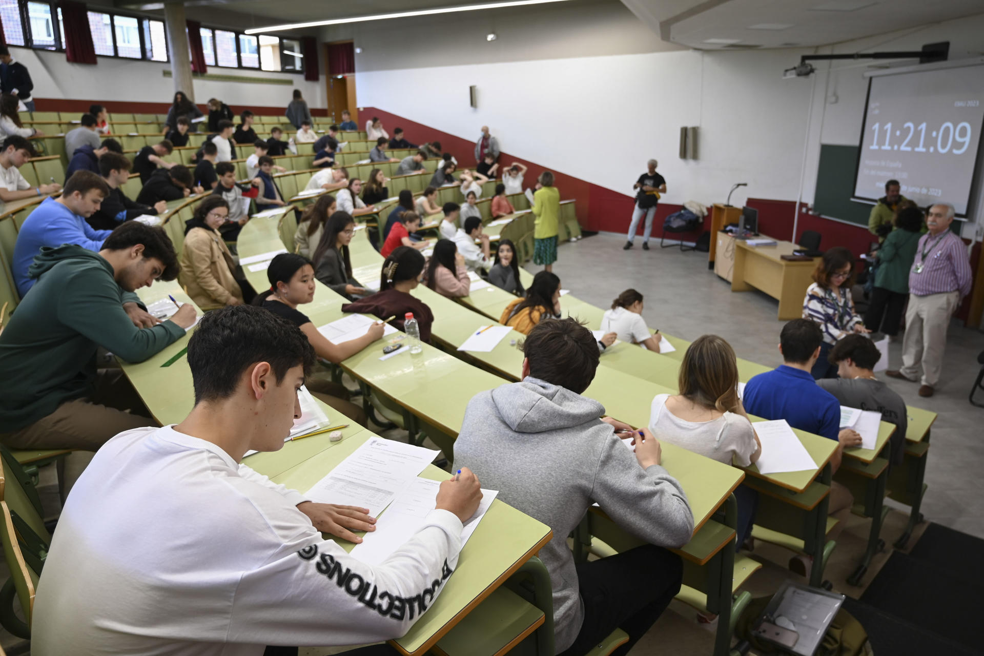 Una clase llena de alumnos en pleno examen de la EBAU en la facultad de Derecho de la universidad de León en la segunda jornada de la selectividad, este miércoles. EFE/J.Casares
