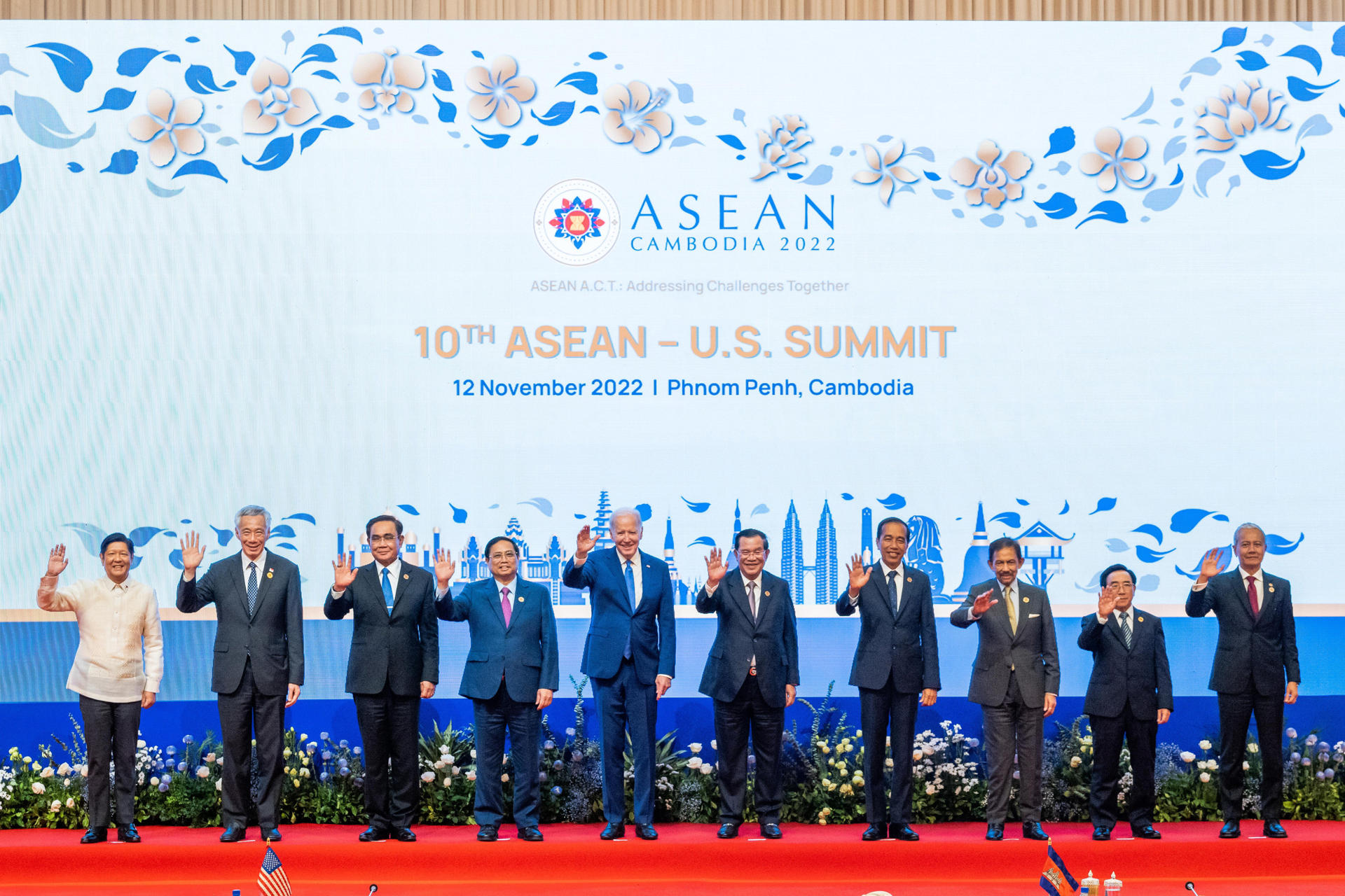 Fotografía cedida hoy por la Casa Blanca donde aparece el presidente Joe Biden (c) mientras posa junto a los líderes de ASEAN, el 12 de noviembre de 2022 en Phnom Penh (Camboya). EFE/White House /Cameron Smith
