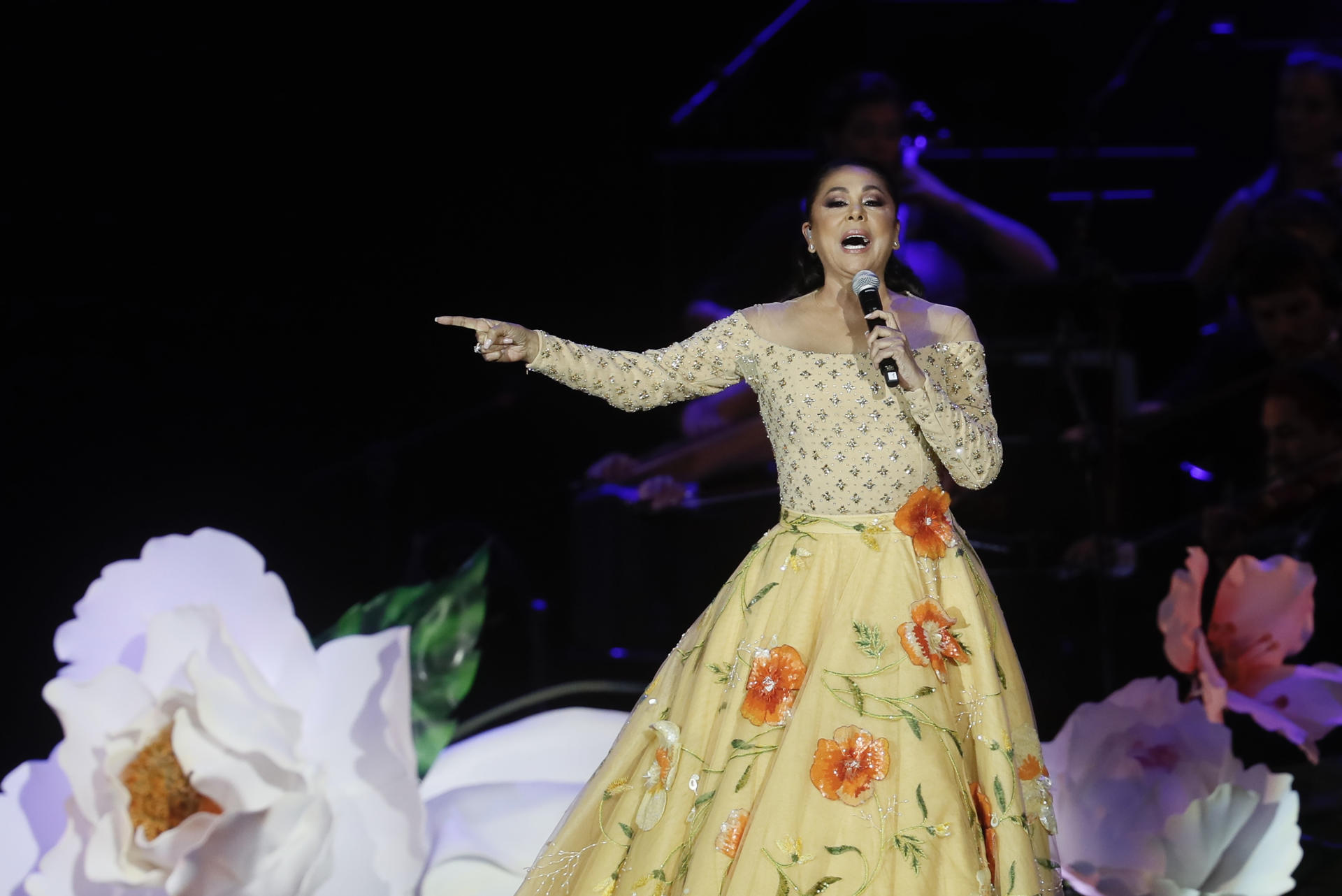 La cantante Isabel Pantoja comienza este sábado su gira "50 aniversario" con un concierto en el Estadio de la Cartuja, Sevilla. EFE/José Manuel Vidal
