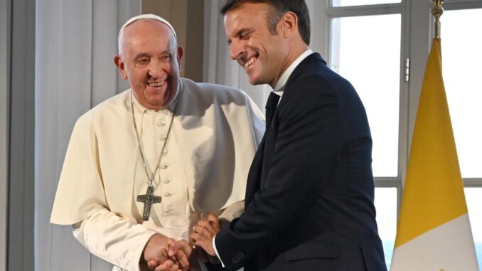 El papa Francisco y el presidente francés, Emmanuel Macron, se dan la mano antes de su reunión en el Palais du Pharo de Marsella, Francia, el 23 de septiembre de 2023. EFE/EPA/ANDREAS SOLARO / POOL
