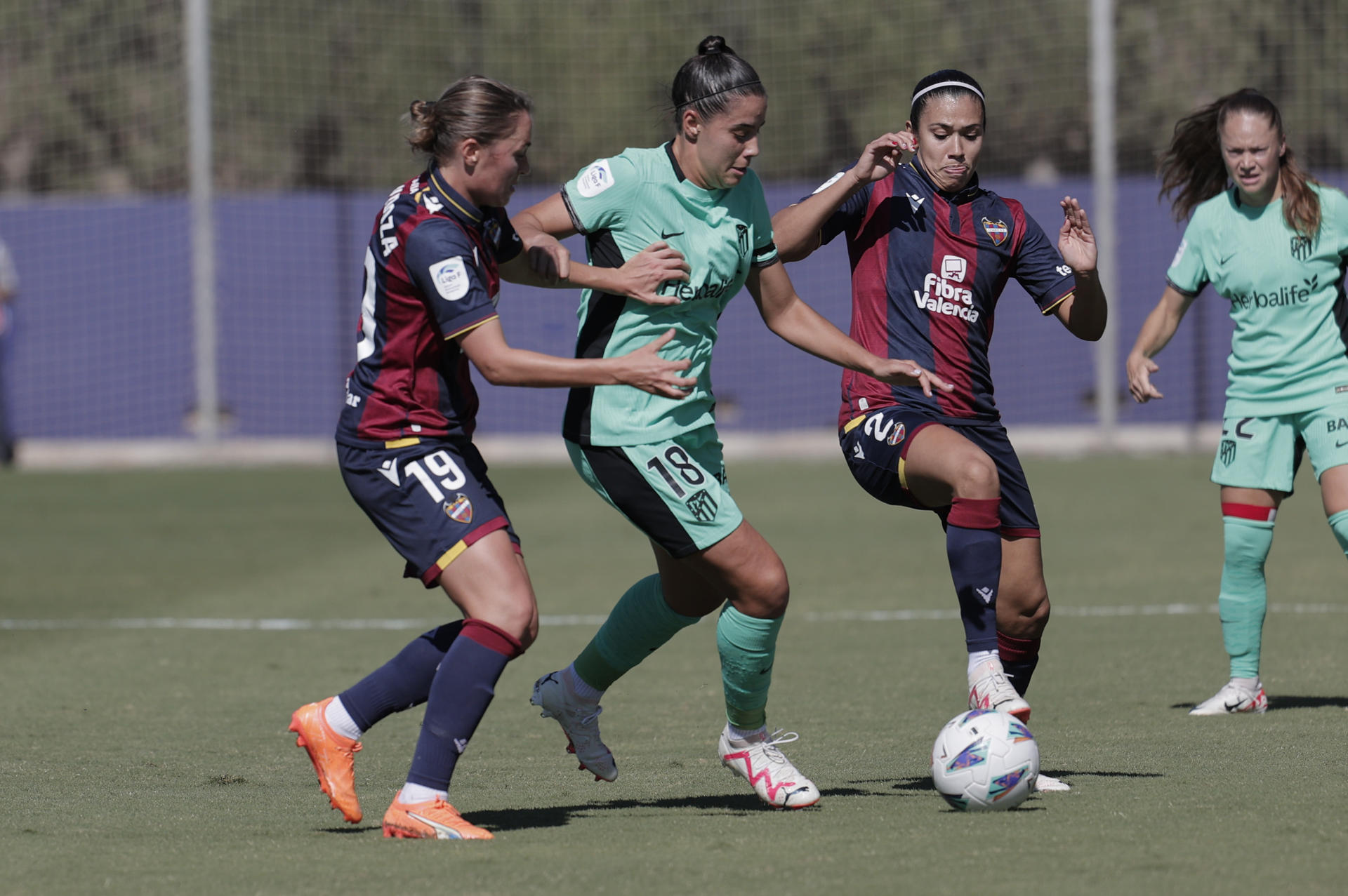 La delantera del Atlético de MAdrid Sheila Guijarro (c) ante las jugadoras del Levante Núria Mendoza (i) y Antonio Silva durante el partido de la Liga F disputado este sábado en la Ciudad Deportiva de Buñol (Valencia). EFE/Manuel Bruque
