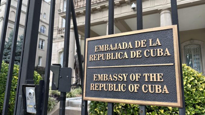 Vista hoy de un vallado en la entrada a sede de la Embajada de Cuba en EE.UU, en Washington, D.C (EE.UU).  EFE/ Octavio Guzmán
