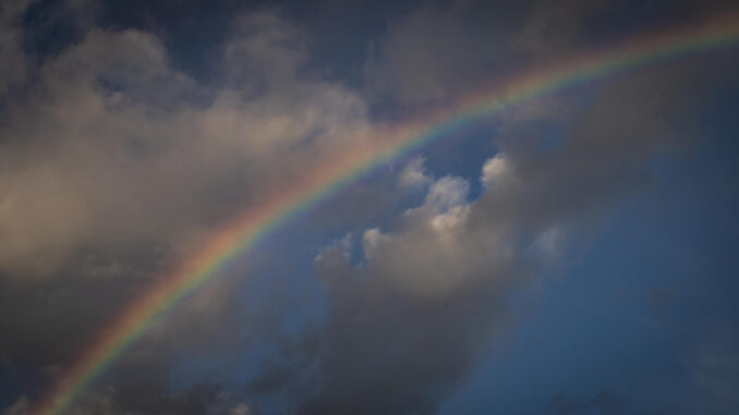Vista de un arco iris a primera hora de este martes sobre San Sebastián. EFE/Javier Etxezarreta
