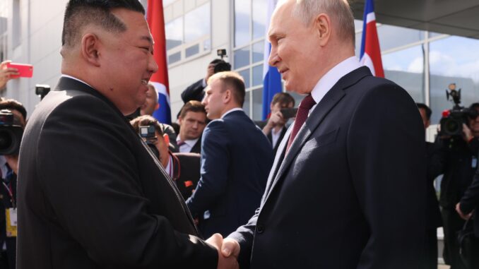 El presidente ruso, Vladímir Putin, saluda al líder norcoreano, Kim Jong-un durante una visita al cosmódromo de Vostochny en las afueras de la ciudad de Tsiolkovsky (ex Uglegorsk), a unos 180 kilómentos al norte de Blagoveschensk, en la región de Amur, Rusia, el 13 de septiembre de 2023. EFE/EPA/VLADIMIR SMIRNOV/SPUTNIK/KREMLIN POOL MANDATORY CREDIT
