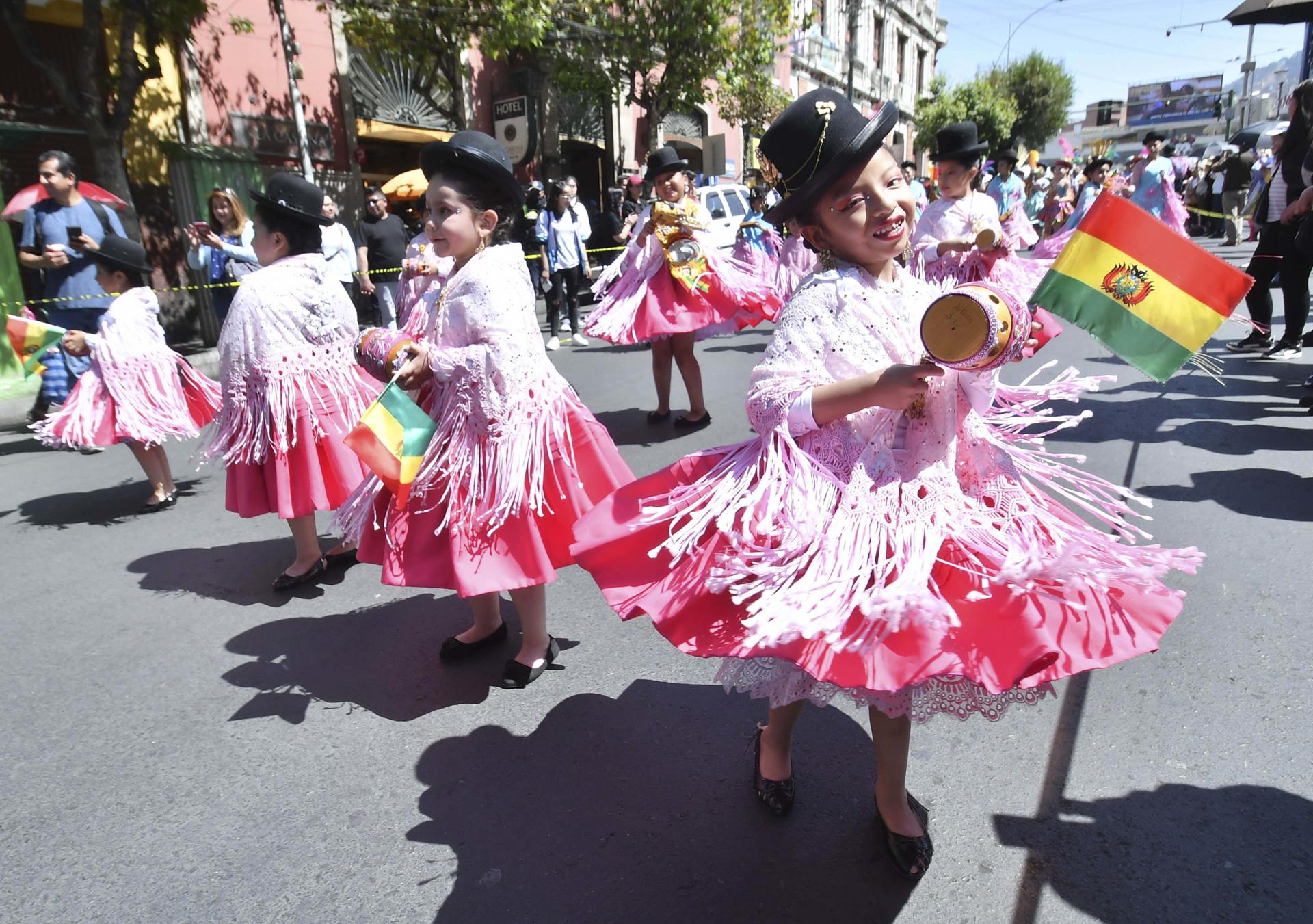 Niños participan en un desfile folclórico en La Paz (Bolivia). EFE/ Stringer
