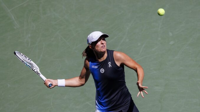 Iga Swiatek de Polonia devuelve el balón a Kaja Juvan de Eslovenia durante su tercera ronda en el Campeonato Abierto de Tenis de EE.UU. en el Centro Nacional de Tenis de la USTA en Flushing Meadows, Nueva York. EFE/EPA/SARAH YENESEL
