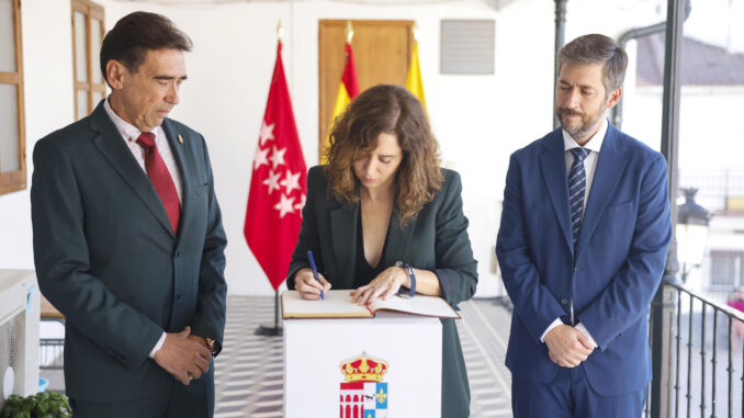 La presidenta de la Comunidad de Madrid, Isabel Díaz Ayuso (c), en Villamanta, donde se celebró la reunión del Consejo de Gobierno este miércoles. EFE/ Comunidad De Madrid / ***SOLO USO EDITORIAL/SOLO DISPONIBLE PARA ILUSTRAR LA NOTICIA QUE ACOMPAÑA (CRÉDITO OBLIGATORIO)***
