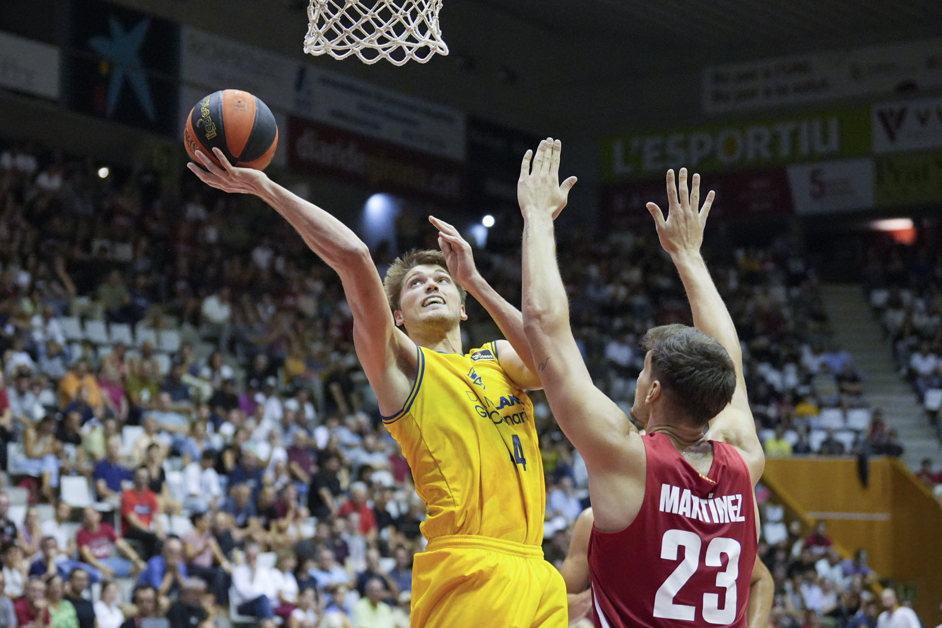 El pívot del Gran Canaria Ben Lammers (i) entra a canasta ante Sergi Martínez, del Básquet Girona, en una imagen de archivo de esta temporada. EFE/David Borrat
