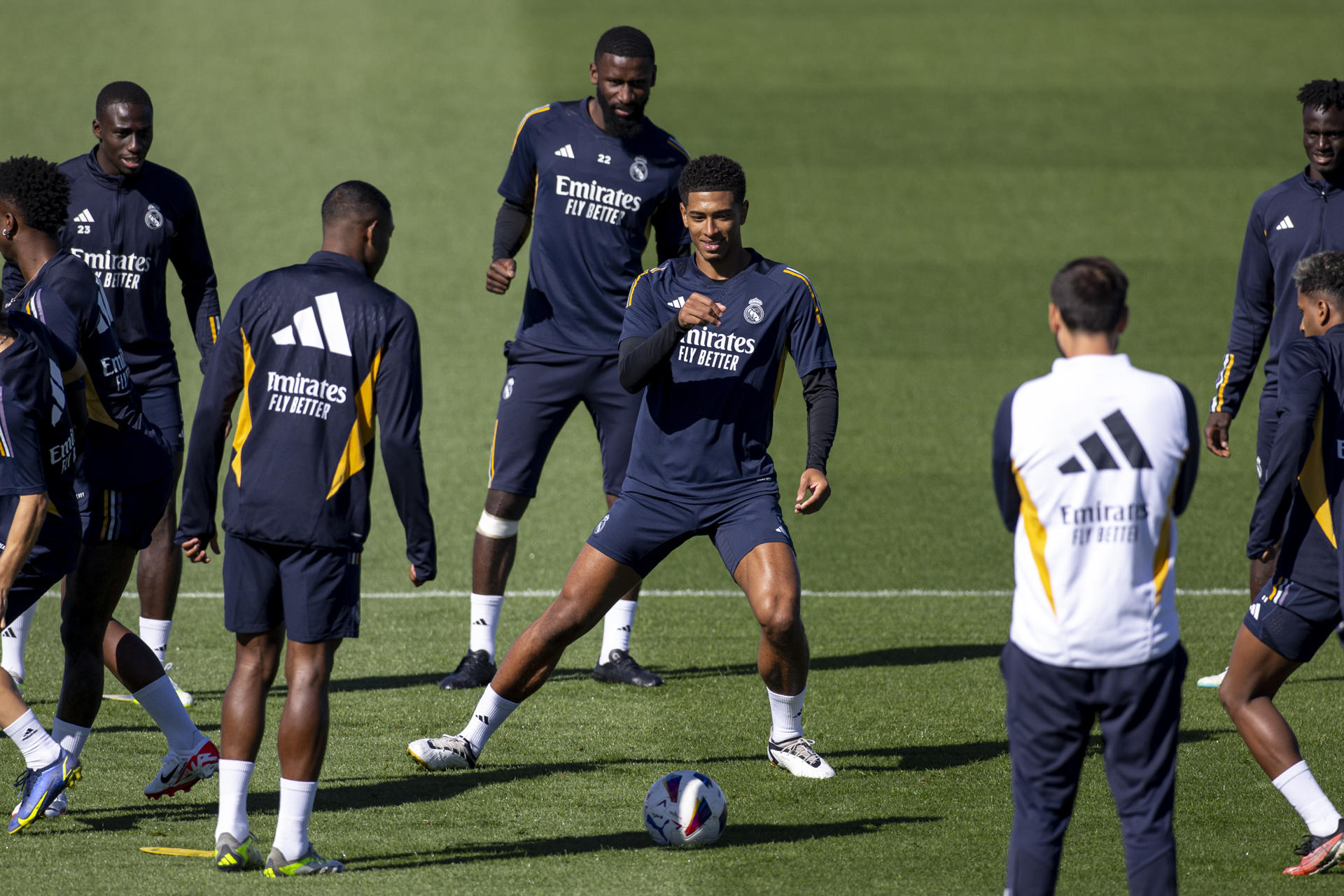 El centrocampista británico Jude Bellingham (c) participa en el entrenamiento de este sábado del Real Madrid. EFE/ Daniel González
