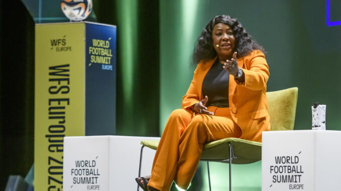 La Secretaria General de la FIFA, Fatma Samoura, participa en la Cumbre Mundial del Fútbol 2023 en Sevilla, España. EFE/ Raúl Caro
