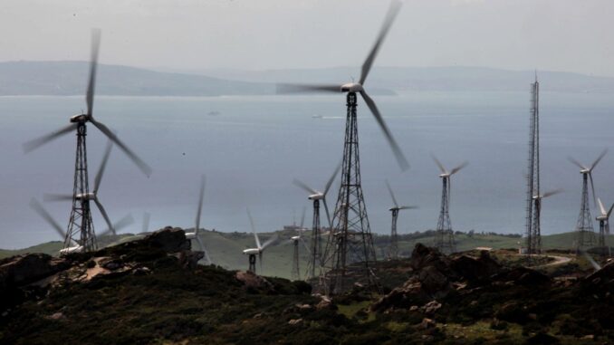 En la imagen aerogeneradores ubicados en una parque natural. EFE /A.Carrasco Ragel.
