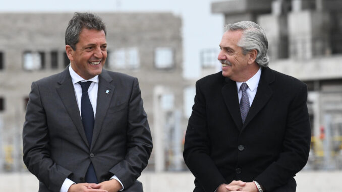 Fotografía cedida por la presidencia de Argentina del ministro de Economía y candidato oficialista a la Presidencia de Argentina, Sergio Massa (i), y el mandatario argentino, Alberto Fernández (d), comparecen en un acto público hoy en Buenos Aires (Argentina). EFE/ Maria Eugenia Cerutti/Presidencia de Argentina/
