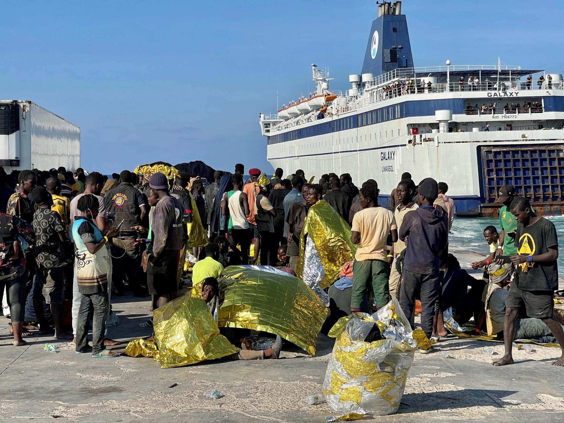 La llegada de migrantes a Lampedusa (sur de Italia) se ha detenido bruscamente, con solo cuatro desembarcos registrados desde la medianoche y tras varios días de arribos masivos que han provocado el caos en el sistema de acogida de la isla y llevado al Ayuntamiento a decretar el estado de emergencia.
Después de que unas 7.000 personas saturaran este miércoles el centro de acogida, con capacidad para 400, las últimas horas han sido de tregua y ahora son 4.457 los migrantes presentes en esa estructura tras los últimos traslados a otras localidades italianas llevados a cabo por las autoridades, según los medios locales.
Ayer llegaron a Lampedusa 2.154 migrantes en 51 embarcaciones, que se sumaron al récord alcanzado el martes, con 5.112 en 110 barcos, y a los cerca de 2.800 que lo habían hecho el lunes, en 70 naves, creando una situación muy complicada de gestionar.
El Ayuntamiento de Lampedusa, situada frente a las costas africanas, proclamó en las ultimas horas el estado de emergencia para exigir ayuda al Gobierno nacional que preside la ultraderechista Giorgia Meloni, que llegó al poder prometiendo una mejor gestión migratoria, que, sin embargo, atraviesa un momento muy enrevesado.
"Hoy el Ayuntamiento ha declarado el estado de emergencia. Hemos reclamado lo que pedimos desde hace meses, que se trate de proteger la isla con naves rada, ayuda y apoyo para una isla que en estos meses ha estado en fuerte estrés", explicó a los medios el alcalde de la isla, Filippo Mannino. 
La llegada de casi 10.000 personas en 72 horas provocó ayer grandes aglomeraciones de migrantes en el muelle de Favaloro, que tras largas horas de espera reclamaban alojamiento y que fueron contenidas por un cordón de agentes de la Guardia de Finanza (policía fronteriza italiana), entre forcejeos y momentos de tensión.
Esta pequeña isla, puerta de entrada a Europa desde África, sigue registrando un elevado flujo migratorio desde las costas de Túnez y Libia, acentuado por la crisis tunecina y unas condiciones meteorológicas más favorables en verano, entre otros factores.
EFE/EPA/ELIO DESIDERIO
