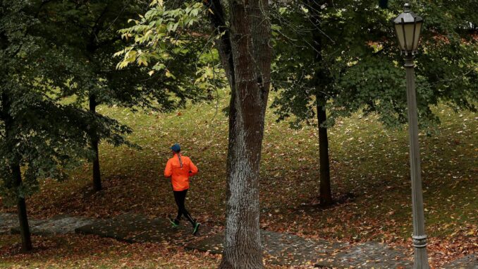 Una persona corre por un parque de Pamplona, en una fotografía de archivo. EFE/Jesús Diges
