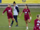 La seleccionadora de la selección española de fútbol, Montse Tomé (c), junto a las jugadoras Alexia Putellas (i) y María Méndez (d), dirige un entrenamiento este jueves, en el estadio Gamla Ullevi de Gotemburgo. EFE/ Juan Carlos Cárdenas