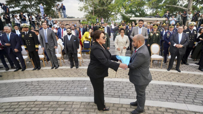 Fotografía cedida hoy por Casa Presidencial de Honduras que muestra a la mandataria Xiomara Castro mientras entrega una bandera al ministro de Educación, Daniel Esponda (d), durante el acto por los 202 años de las independencia nacional, en Tegucigalpa (Honduras).EFE/ Casa Presidencial de Honduras
