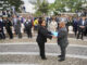 Fotografía cedida hoy por Casa Presidencial de Honduras que muestra a la mandataria Xiomara Castro mientras entrega una bandera al ministro de Educación, Daniel Esponda (d), durante el acto por los 202 años de las independencia nacional, en Tegucigalpa (Honduras).EFE/ Casa Presidencial de Honduras