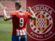 El delantero ucraniano Artem Dovbyk (c) posa durante su presentación como nuevo jugador del Girona. EFE/ David Borrat