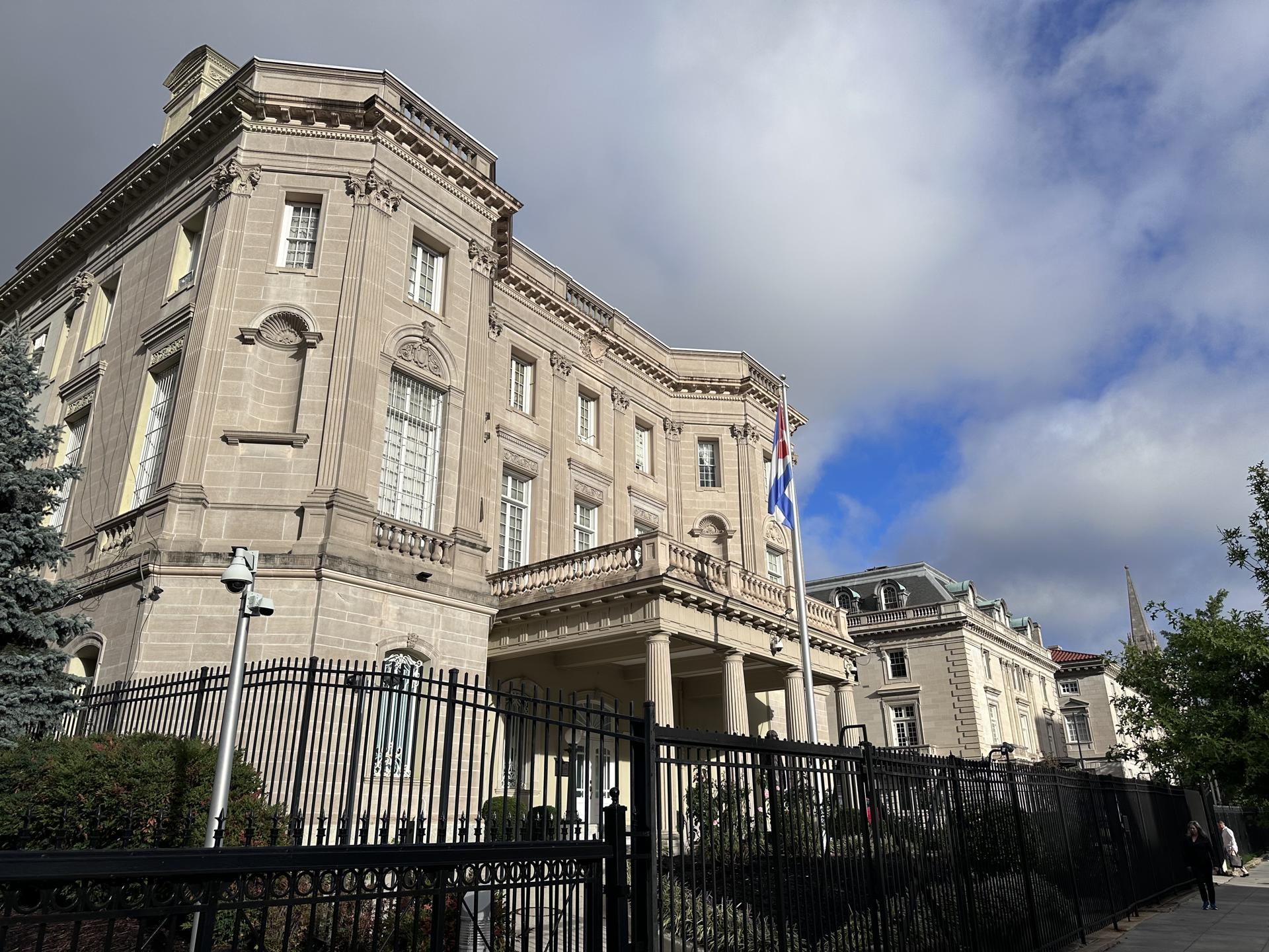 Vista hoy de la sede de la Embajada de Cuba en EE.UU, en Washington, D.C (EE.UU).  EFE/ Octavio Guzmán
