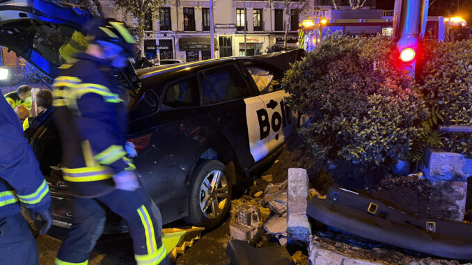 El conductor de un vehículo VTC y dos pasajeros resultaron heridos muy graves al empotrarse esta madrugada el coche en el que circulaban contra un muro, en el paseo Infanta Isabel del distrito de Atocha, informó Emergencias Madrid. EFE/ Emergencias Madrid / ***SOLO USO EDITORIAL/SOLO DISPONIBLE PARA ILUSTRAR LA NOTICIA QUE ACOMPAÑA (CRÉDITO OBLIGATORIO)***
